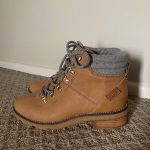 NEW Dr. Scholl’s Lace Up Boots 🥾